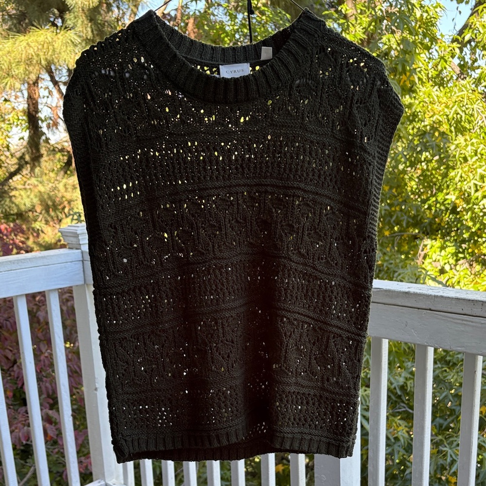 NWOT Cyrus Forest Green Crochet Sleeveless Top/Vest. Sz Small. Very soft!